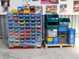 de nombreuses boîtes et caisses empilées sur des palettes dans un entrepôt