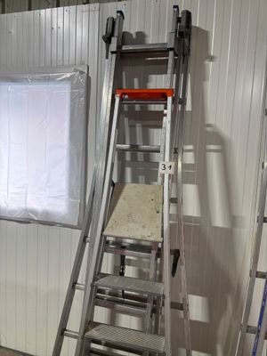 une échelle placée près d'une fenêtre dans une pièce