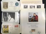 beaucoup de timbres et de cartes postales posés sur une table