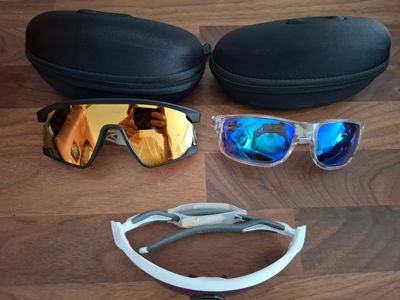 deux paires de lunettes de soleil et une paire de lunettes de soleil par terre