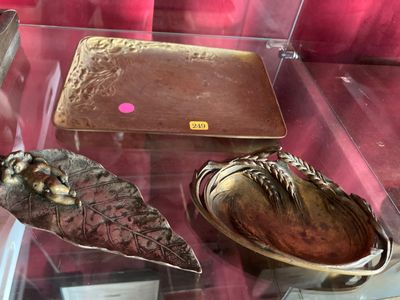 une vitrine en verre contenant divers objets