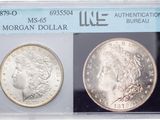 Deux dollars Morgan sont exposés dans une vitrine