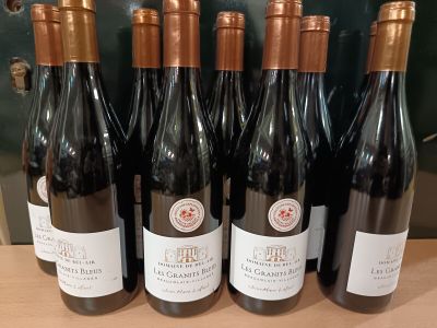 six bouteilles de vin sont alignées sur une table
