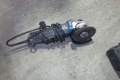 une petite machine posée par terre
