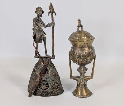 paire de figurines en bronze représentant un homme muni d'une lance et d'un vase