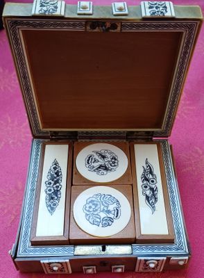 une petite boîte en bois contenant quatre sous-verres