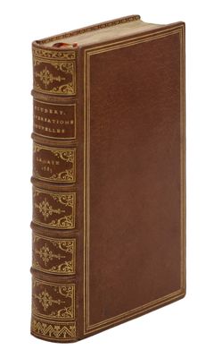 un livre en cuir marron avec des bordures dorées sur la couverture et les côtés