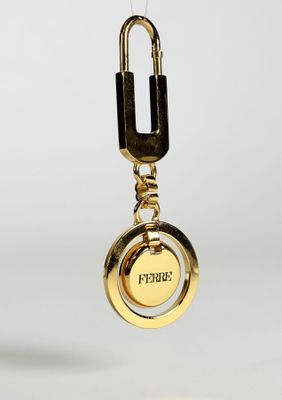 GIANFRANCO FERRÉ, porte clefs, métal doré.