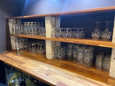 de nombreux verres sur les étagères de la cuisine