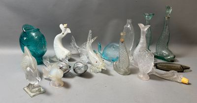 un lot de figurines en verre posées sur une table