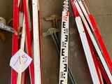 several skis are lined up on the floor next to a blue bag