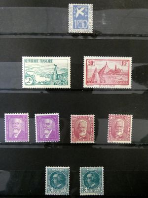 Plusieurs types de timbres sont exposés dans une vitrine.