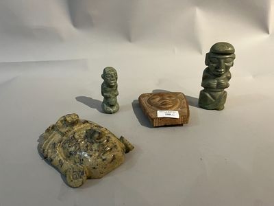 plusieurs œuvres d'art sont exposées sur une surface blanche