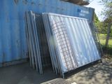 de nombreux morceaux de métal éparpillés sur le sol à l'extérieur d'un bâtiment