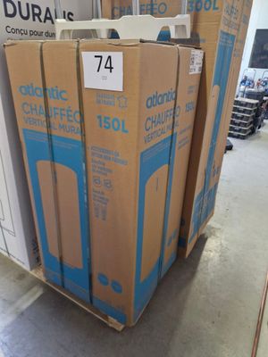 une pile de boîtes empilées les unes sur les autres