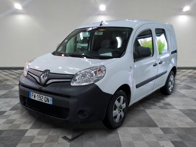 la photo d'une camionnette blanche garée dans un garage