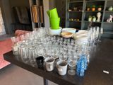 une table sur laquelle sont posés de nombreux verres et tasses