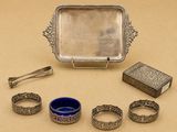 un plateau en argent sur lequel se trouve un anneau en argent et un autre anneau en argent