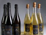 quatre bouteilles de vin posées les unes à côté des autres sur une table