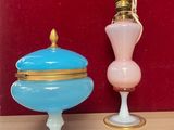 deux vases posés sur une table, avec un mur rouge en arrière-plan