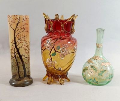 trois vases en verre posés l'un à côté de l'autre sur une table