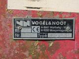 une enseigne sur le côté d'un immeuble où l'on peut lire « Yoger & Noot »