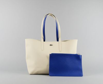 LACOSTE. Sac cabas porté épaule blanc cassé doublé bleu à un… - Photo 1