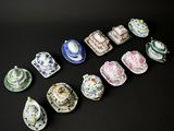 de nombreux types de tasses à thé et de soucoupes sur la table
