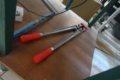 deux outils posés sur une table