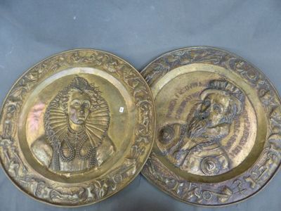 Paire de plats en laiton doré ornés au repoussé des bustes d…