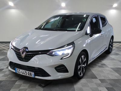 la voiture blanche est garée sur un sol en damier dans le garage
