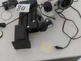 tout un tas d'appareils électroniques posés sur la table