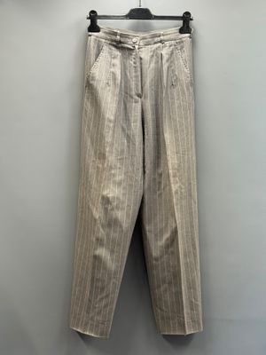un gros plan sur un pantalon accroché au mur