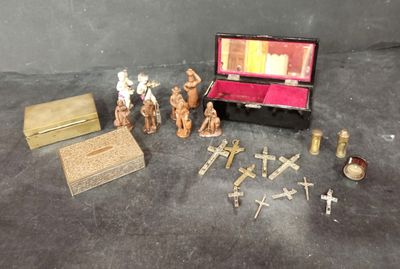 un grand nombre de petites figurines posées sur une table
