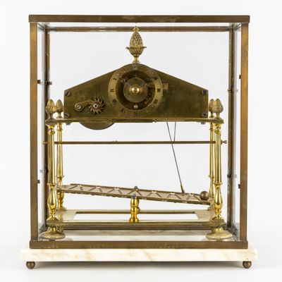 une image représentant une horloge à pendule dans une vitrine