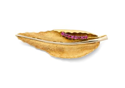 broche plaquée or ornée de pierres roses et d'une feuille