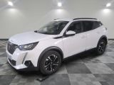 Le SUV blanc est garé dans une grande pièce au sol carrelé en damier.