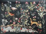 une photo d'une tapisserie représentant des animaux et des fleurs