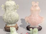 trois vases et deux figurines posés sur une table