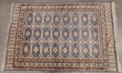 un tapis bleu et marron orné d'un motif en losanges