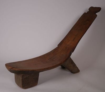 un vieux banc en bois posé sur une surface blanche