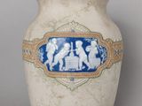 un vase blanc orné d'un motif bleu et blanc