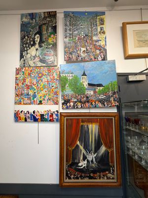 de nombreux tableaux accrochés au mur dans cette pièce