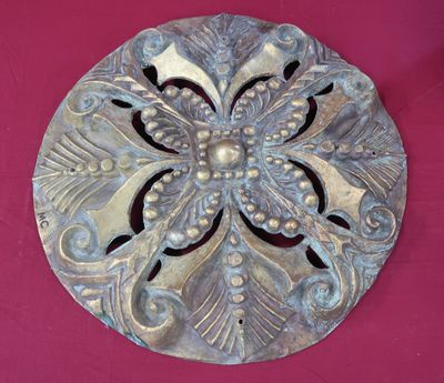 une plaque métallique ornée d'un motif floral