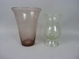 deux vases en verre posés l'un à côté de l'autre sur une table