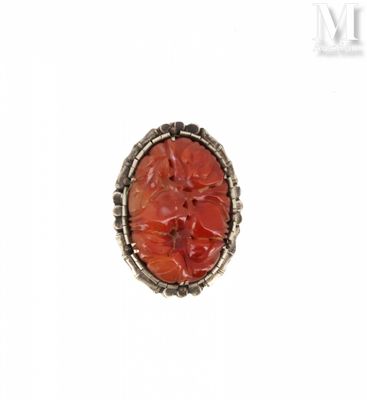 Gros plan sur une bague contenant une pierre rouge