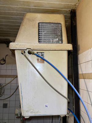 un petit climatiseur dans un coin de la pièce