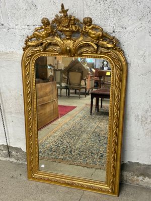 un miroir posé par terre devant un mur
