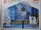 une photo représentant un carton contenant un ventilateur industriel posé à même le sol