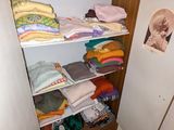 une armoire remplie de vêtements et un globe terrestre accroché au mur